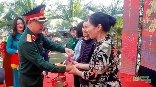 Quân khu 5: Thăm, tặng quà đối tượng người có công trên địa bàn Đà Nẵng